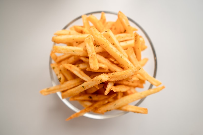 Papas fritas con sal